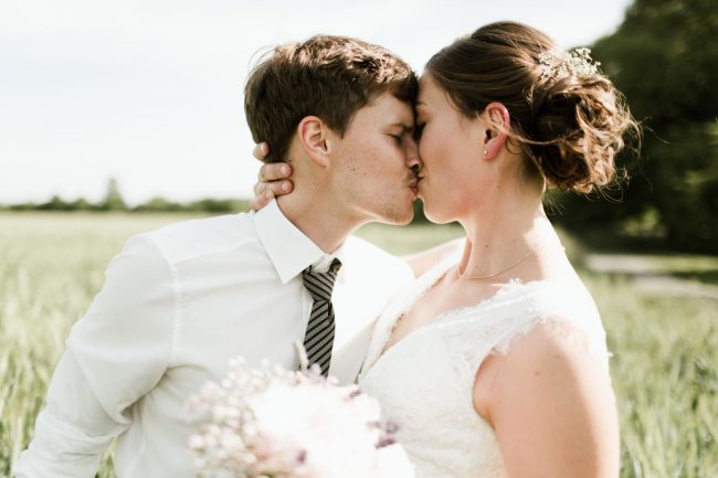 wedding-photographer-Ruth-Buchert-photoshooting-couple-kissing